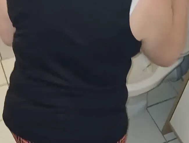 Ich putze das Badezimmer in geiler Wäsche und er pisst mich und das Bad voll