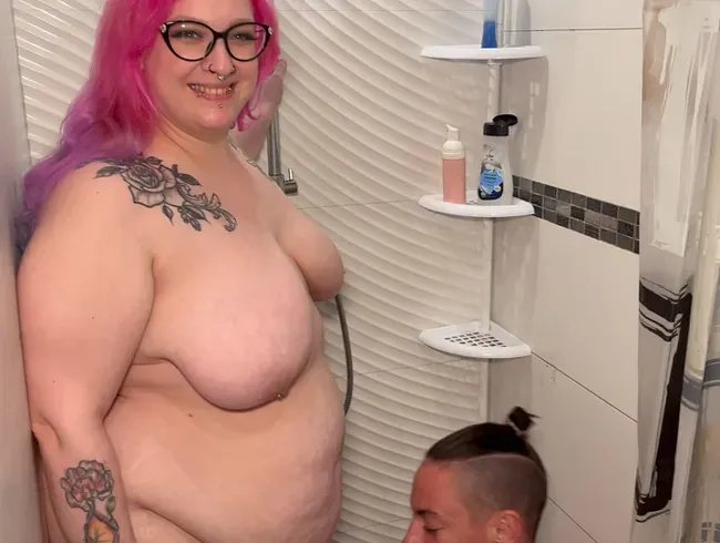 Ich pisse Alex auf den Kopf und dusche ihn danach ab