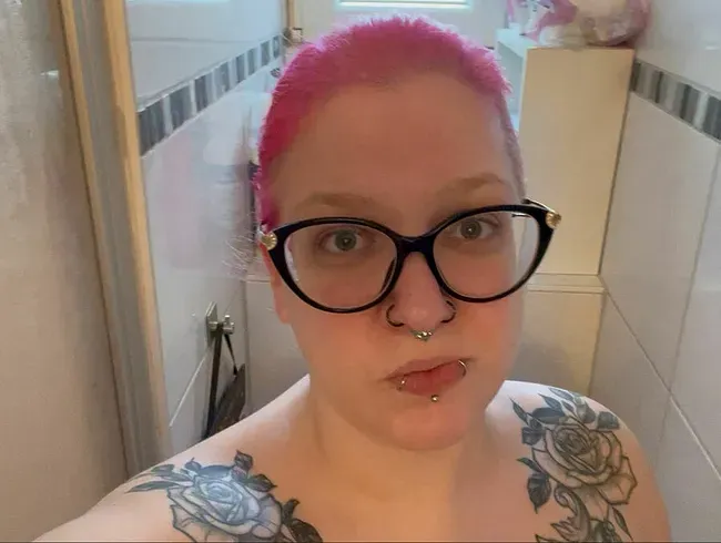 Kräftiger Piss Strahl in die Dusche