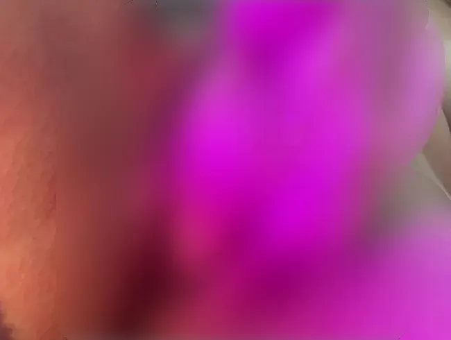 Hey, ich bin Abbyy, willkommen in meinem Zimmer. Schau mir zu, wie ich für dich spritze.