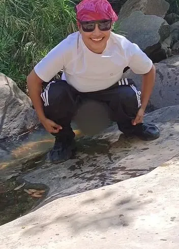 öffentliches Pinkeln im Freien in der Natur