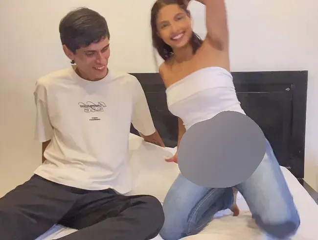 Rollenspiel mit Urinieren und nassen Hosen