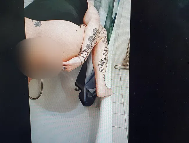 Auf dem Badewannenrand gestanden und Löcher geweitet