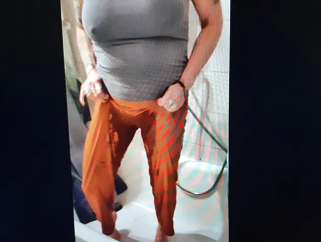Homeoutfit...in der Wanne eingenässt mit Furz...