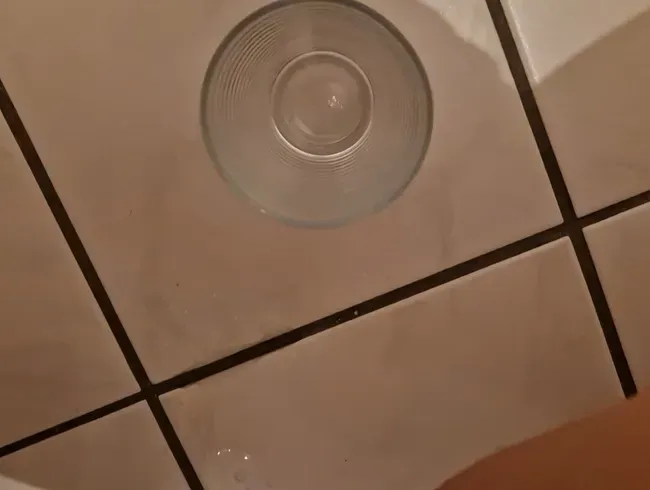 Haarige Muschi pi##t ins Glas !