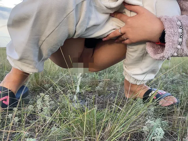 Öffentliche Piss-Zusammenstellung in der Natur! Ein Roadtrip!