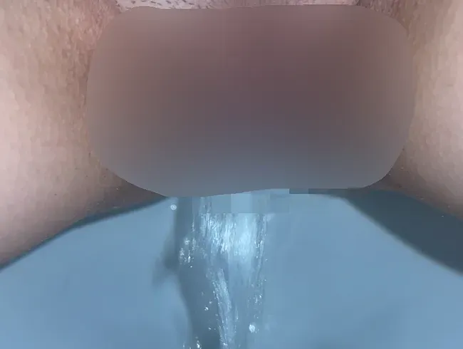 Zusammenstellung von Nahaufnahmen beim Pinkeln in rot-weiße Höschen! POV!