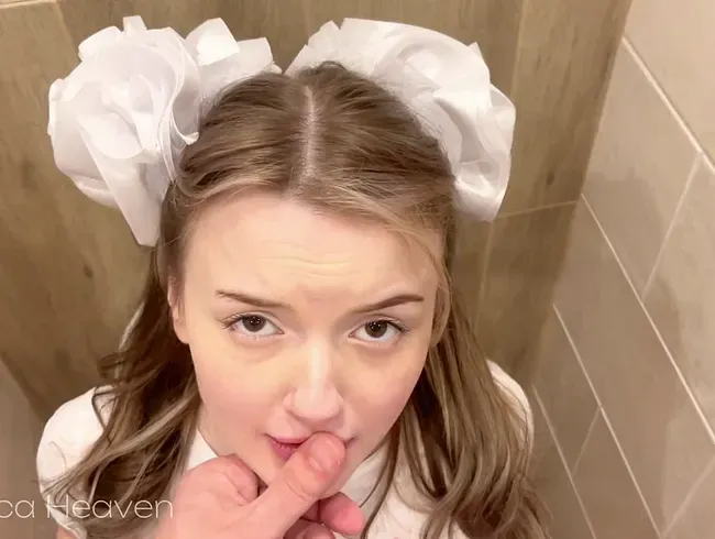 Der Stiefvater fand das Mädchen auf der Toilette, pisste ihr in den Mund und fickte sie in den Arsch.