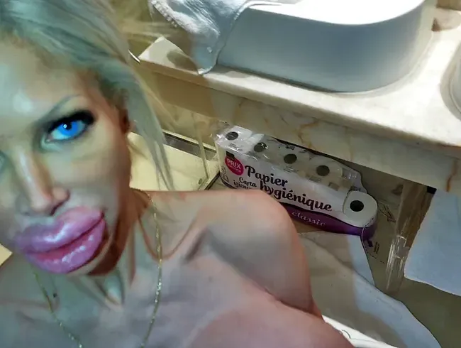 Auf die Titten pissen lassen