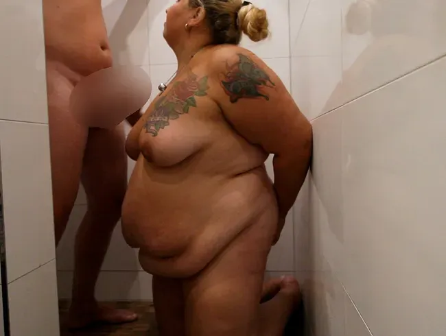 Mann in der Dusche gwichst erst angespritzt und dann noch angepisst