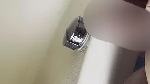 Geile Natursektspiele, ich liebe es die warme Pisse zu spüren.