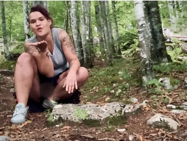 Pinkeln auf dem Waldspaziergang