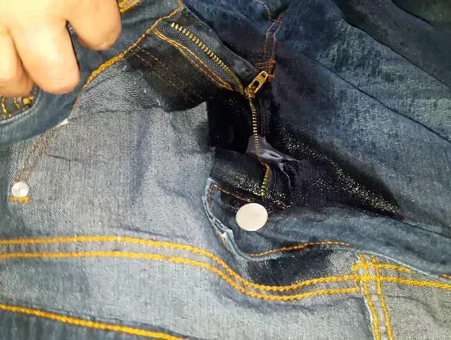 Auf meiner Jeans gepisst