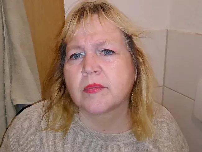 blondchen beim Schwangerschaftstest