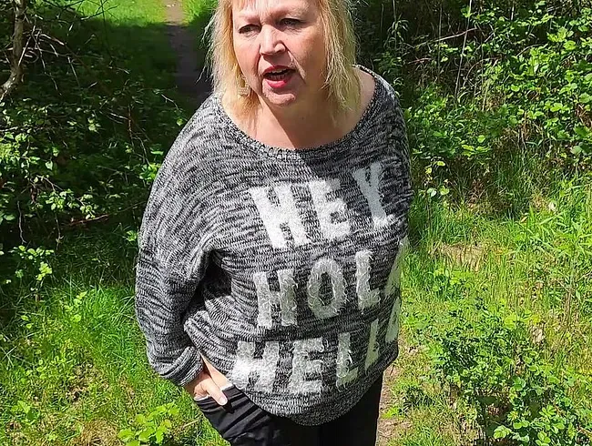 Ins Gras am Waldweg gepisst