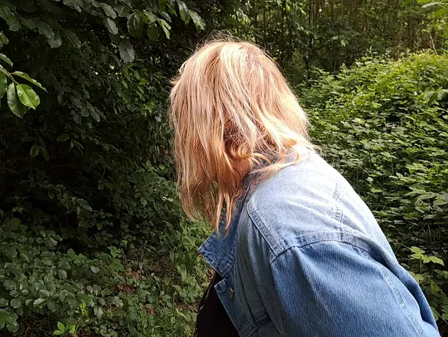 Pinkeln am Waldweg