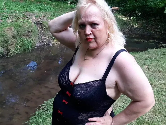 Pinkeln und posen am Bach