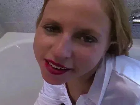 Pissen & Fisting : Schüchternes Luder wird zur Fick-Puppe