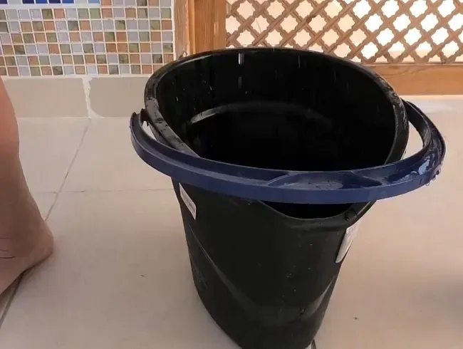 in den Putzeimer pinkeln