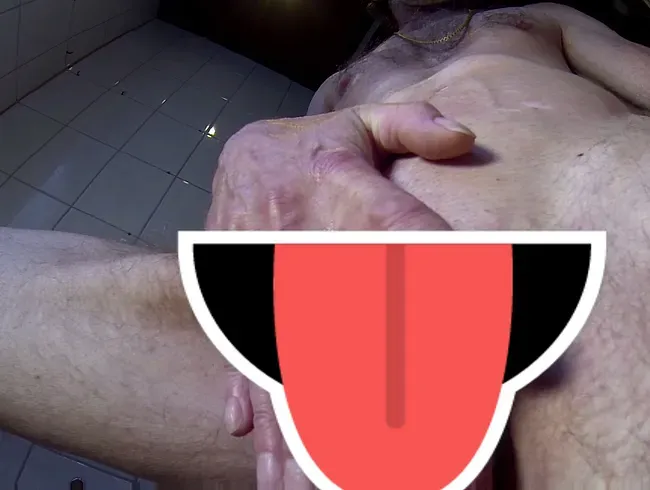 Schwanz zeigen und ab pissen