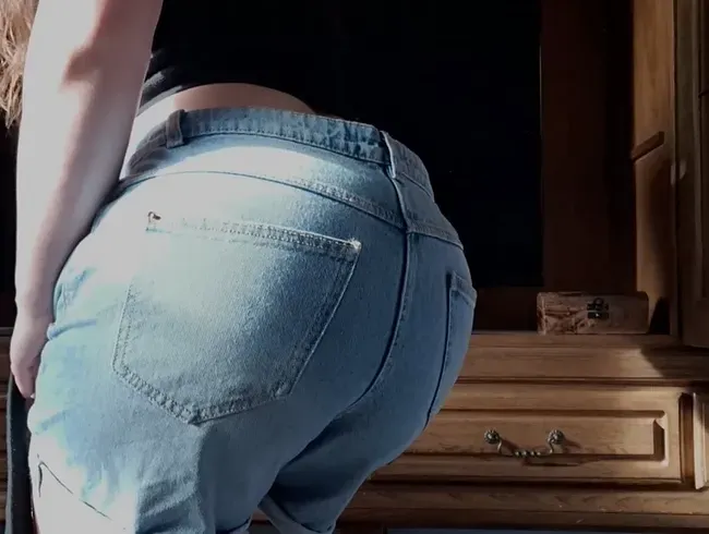 Eingepisst! Schlüpfriges Fötzchen macht neue Hose nass