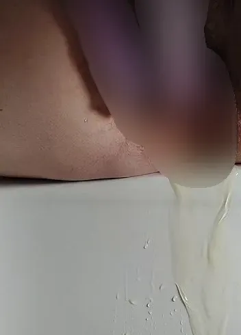 Geil gepisst mit haariger muschi und doppeldildo ?