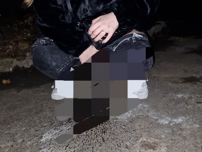 Harter Pisstrahl am Straßenrand