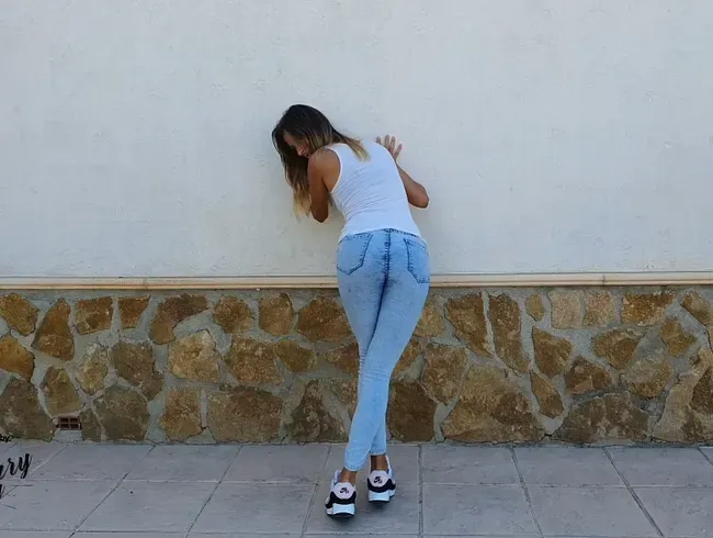 Ups in die Hose und Schuhe gepisst