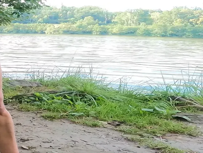 Nacktspaziergang durch den Wald und gepisst