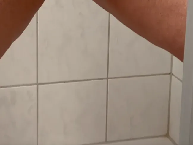 Sie pinkelt in die Dusche