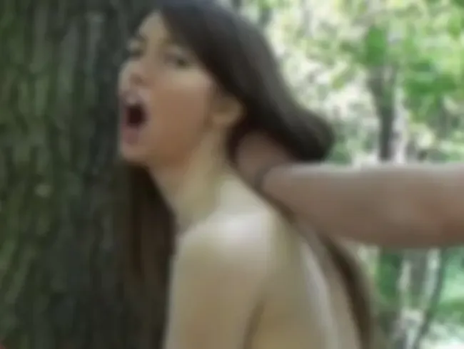 Nacktjoggerin erwischt Perversling und wird anal aufgebohrt!