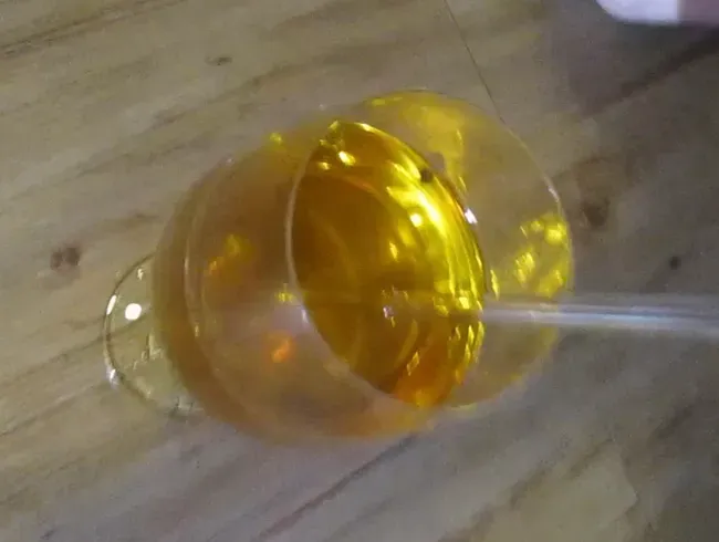 Ins Weinglas gepinkelt und dann mit Trinkhalm …