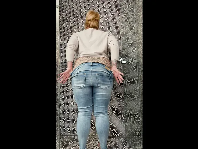 In Alltagskleidung in die Dusche gepisst
