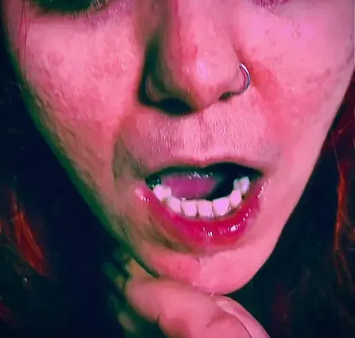 Hausfrau in Action (Pissen schlucken für den Weltfrieden)