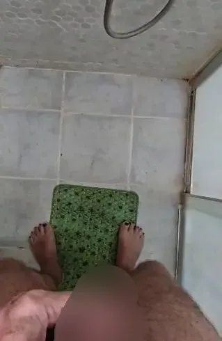 Ich hatte Druck drauf unter der Dusche, der Natursekt musste raus