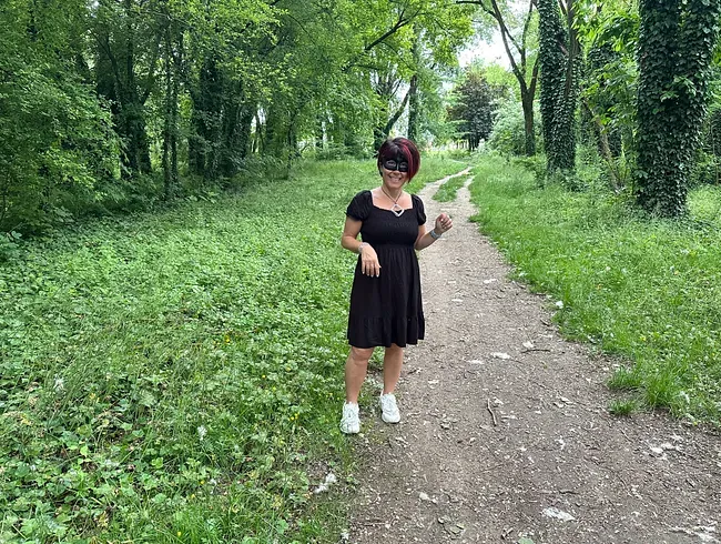 Allein urinieren und in den Mund pinkeln in einem öffentlichen Hain - Echtes Risiko, erwischt zu werden!