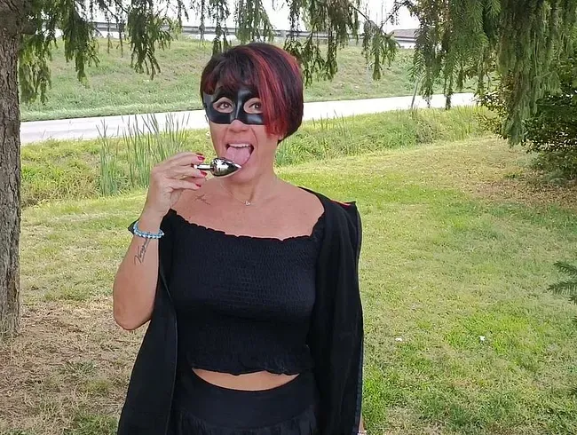 Exhibitionismus und Urinieren mit Buttplug an Landstraßen - Exhibitionist