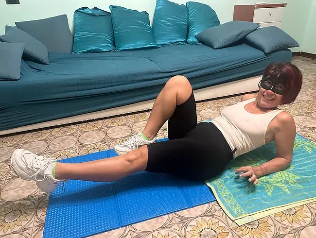 Heiße Gymnastik! Wasserspiele, Urinspiele und intensiver Blowjob während des Trainings. Nasses T-Shirt!