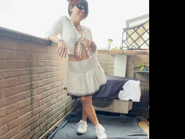 Hinter den Kulissen: Blitzen und Goldener Regen auf dem Balkon – Urin- und Exhibitionismus-Spaß! Noch eine heiße POV-Perspektive!