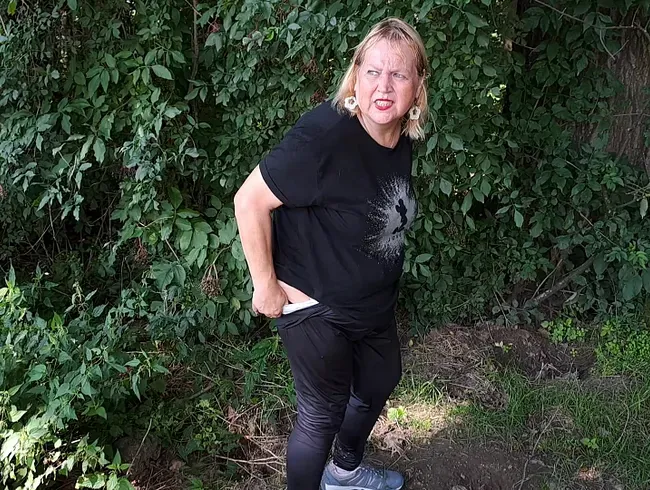 durchgeschwitzt und abgepisst im Wald