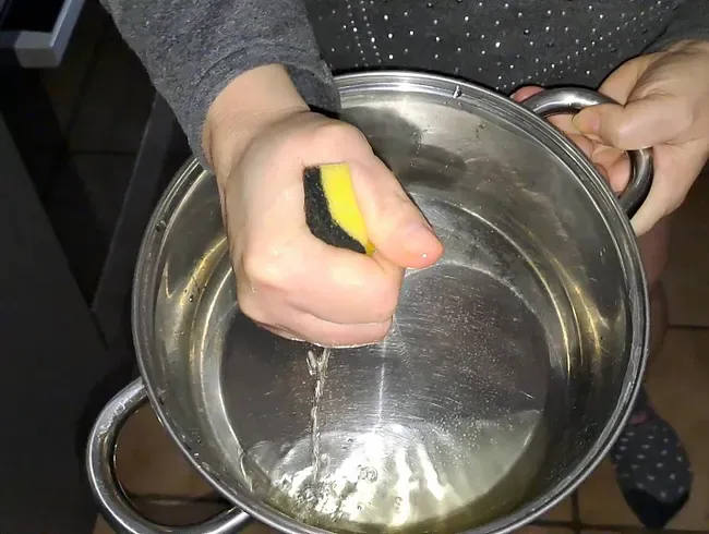 Spülschwamm bepisst