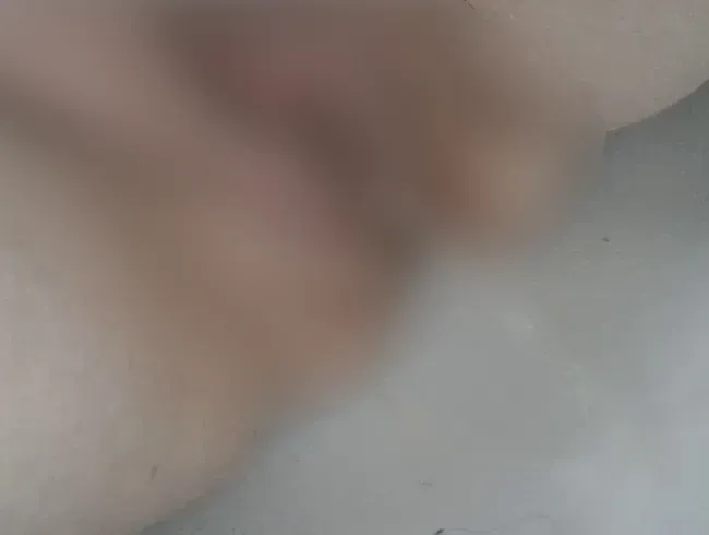Ich pinkel mit meiner rasierten Pussy ins BD und lasse es meine Arschbacken heruntertropfen