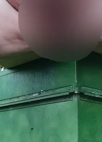 Pissen bei Freunden im Garten