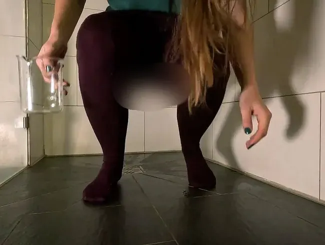 Messbecher gefüllt mit meiner Pisse
