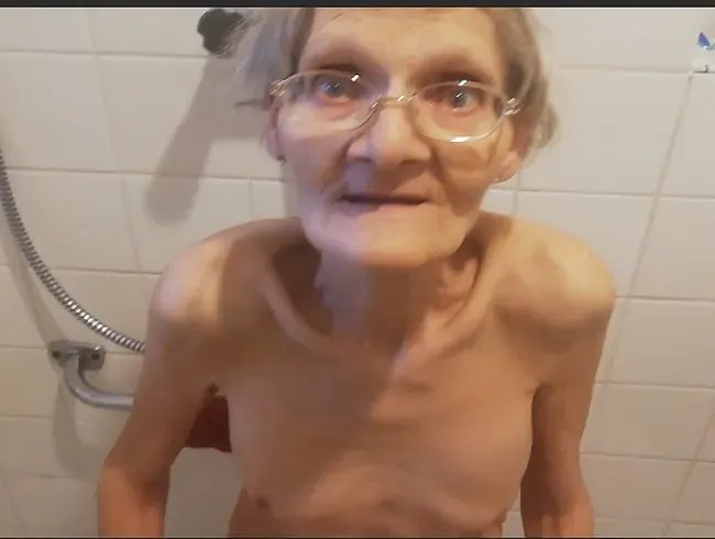 Anpinkeln über Kitzler und Muschi