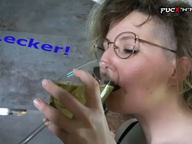 Domina In Der Dusche - Urinsklave