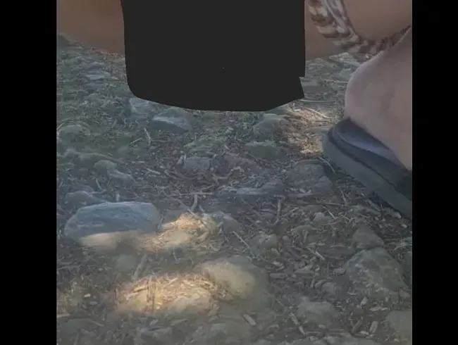 Gretel pisst auf den Feldweg