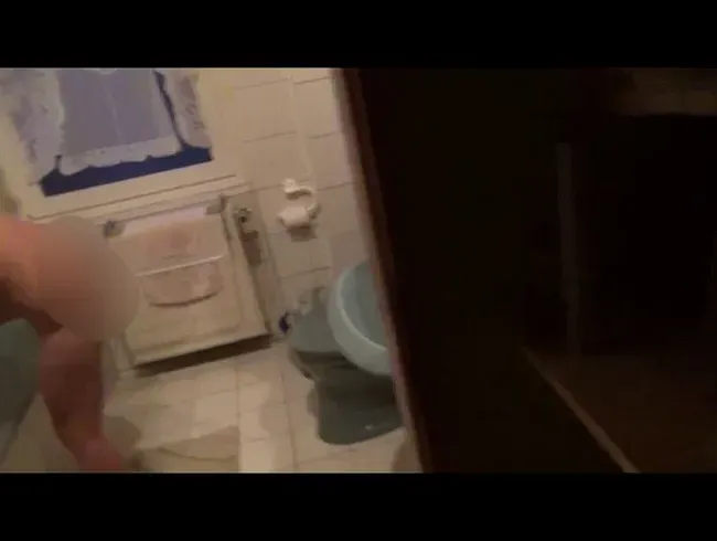 Stieftochter bekommt eine Pissdusche in der Wanne !