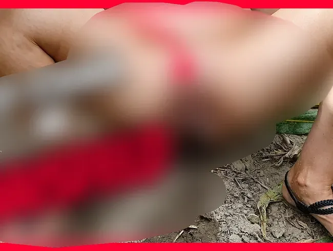 Piss-Strahl im Maisfeld. Es plätscherte zuerst durch mein Höschen und danach wie ein Strahl.