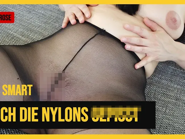 Verführerische Piss-Show in schwarzer Nylonstrumpfhose